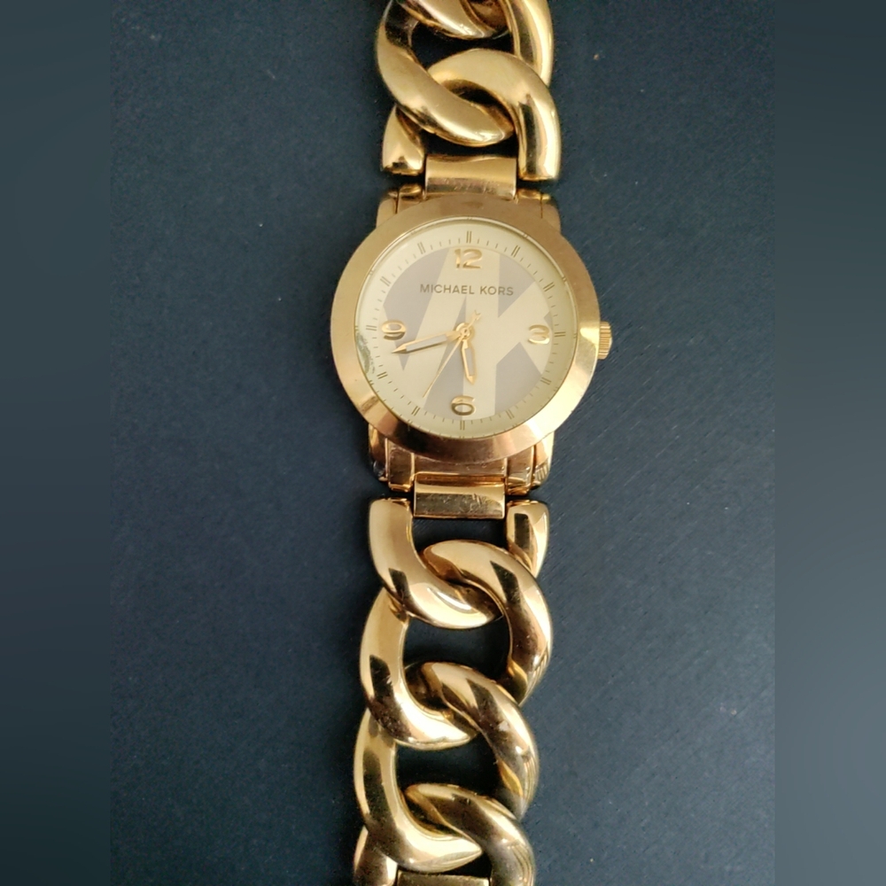 Michael Kors MK-3161 Chain Bracelet Quartz Women's Watch Sz. 6" Runaway Twist